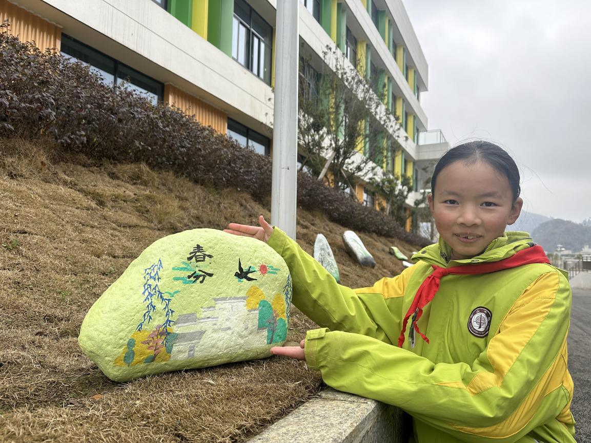 羅紫涵介紹自己的石頭畫。