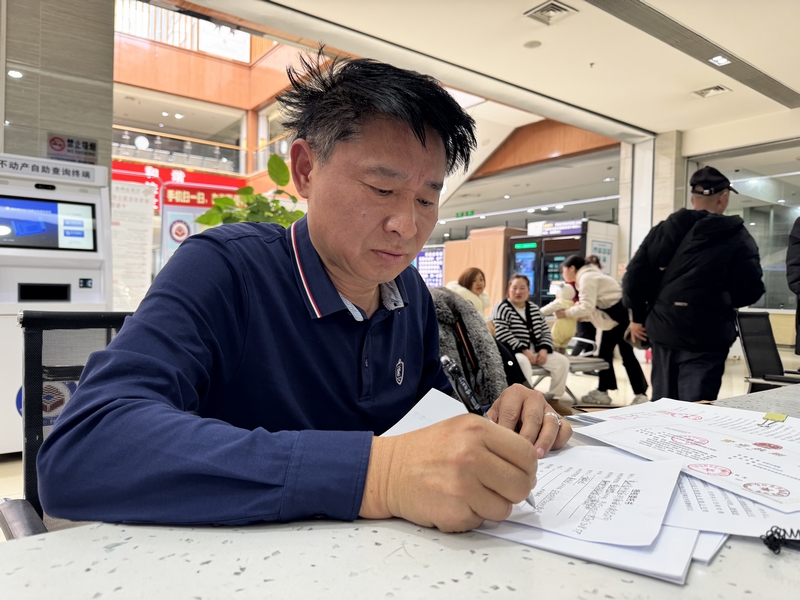 金沙古酒責任有限公司負責人唐先生正在辦理業務。