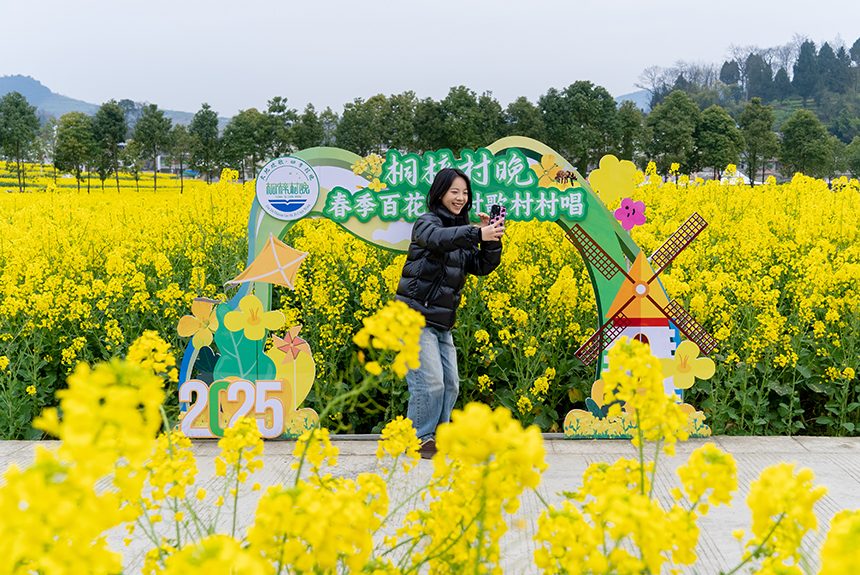 游客在油菜花田中打卡拍照。人民網記者 涂敏攝