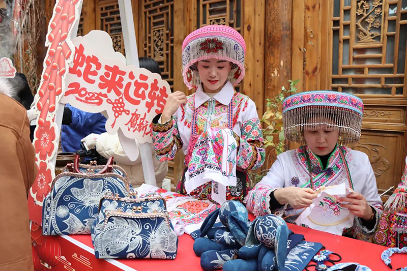 “村晚”現場，當地群眾展示手工藝品制作。桐梓縣融媒體中心供圖