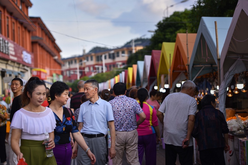 桐梓夏季“村晚”現場，避暑游客絡繹不絕。桐梓縣融媒體中心供圖