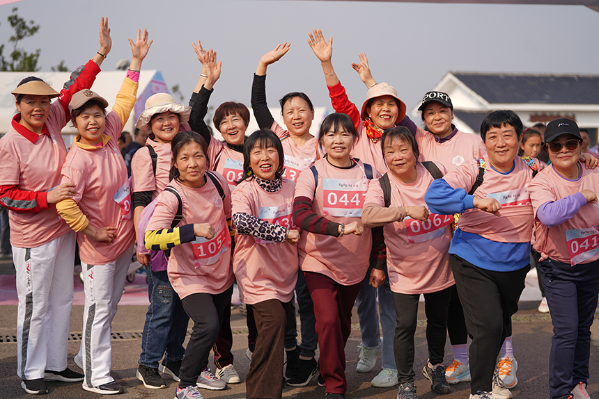 桃花跑起點前，參賽者合影留念。王平亮攝