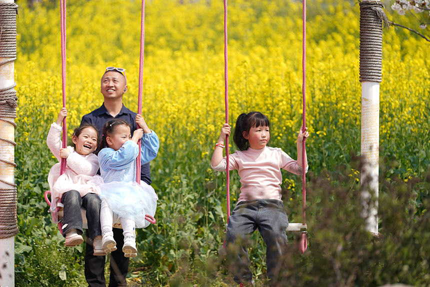 永樂花海內，小朋友們在蕩秋千。王平亮攝