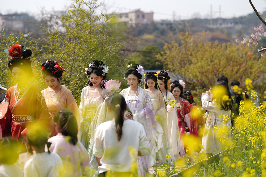 永樂花海內，“十二花仙”進行巡游。 王平亮攝