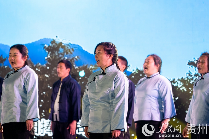 “村晚”舞臺上的周廷勇（中）。人民網 涂敏攝