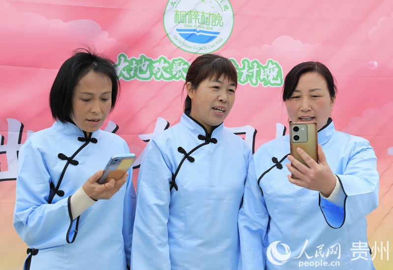 周廷勇（右一）與同伴。人民網 龍章榆攝