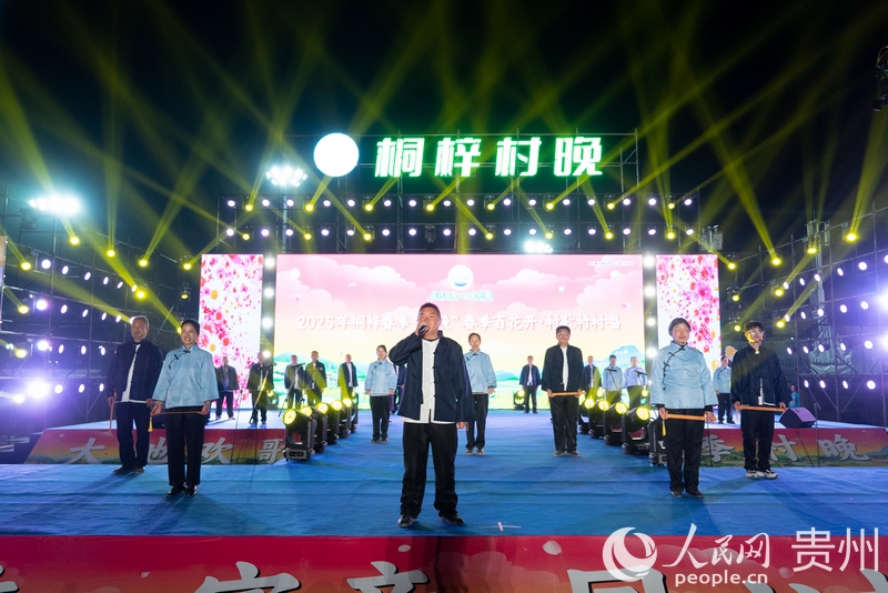 周廷勇與公平村歌隊隊員們一同登臺表演。人民網 涂敏攝