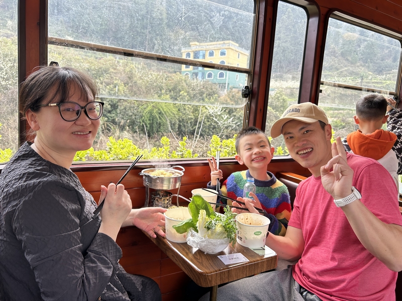 修文桃源河景區“熱辣火鍋專線”解鎖沉浸式賞花新體驗。王曉亞攝