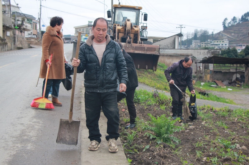 修文縣全力推進農村“治垃圾” 鄉村顏值再提升。畢音紅攝