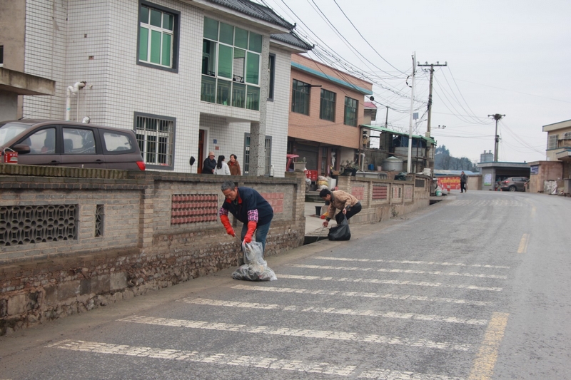 修文縣全力推進農村“治垃圾” 鄉村顏值再提升。畢音紅攝