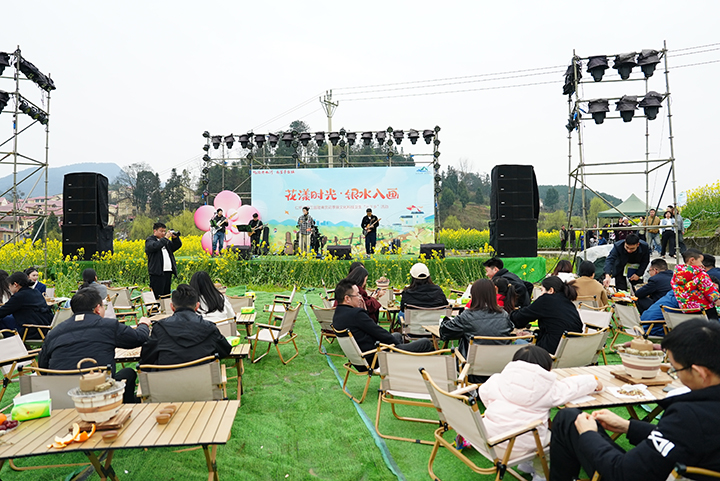 4、仁懷市高大坪鎮花田里的音樂會。