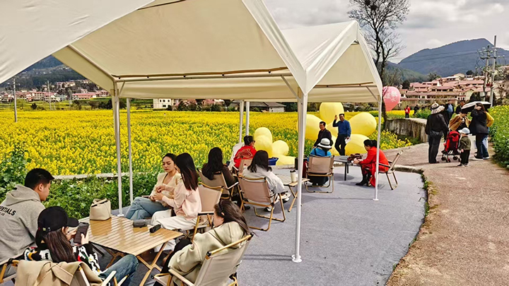 8、景區游玩的游客絡繹不絕。