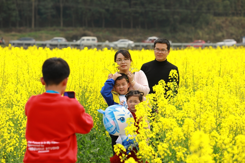 游客拍照打卡。楊家孟攝 