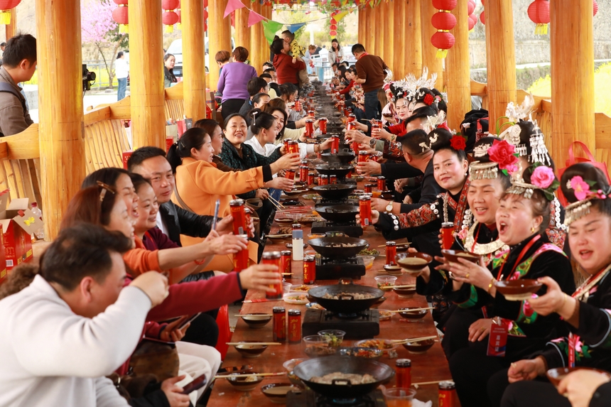 長桌晏。楊家孟攝