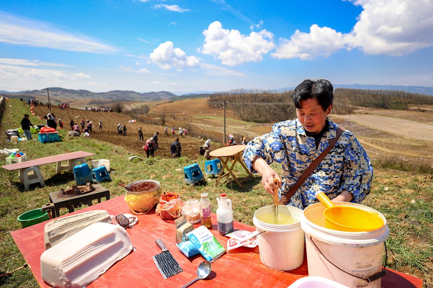 在威寧自治縣雪山鎮大發村畫眉梁子，“小四川”在準備午餐。