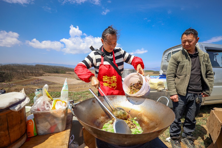 在威寧自治縣雪山鎮大發村畫眉梁子馬鈴薯種植基地，耿艷在為炒菜。