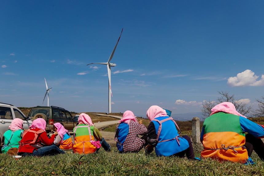 務工群眾在威寧自治縣雪山鎮大發村畫眉梁子馬鈴薯種植基地吃午餐。