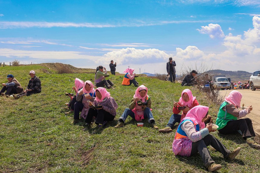 務工群眾在威寧自治縣雪山鎮大發村畫眉梁子馬鈴薯種植基地吃午飯。