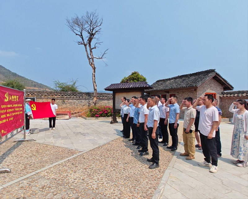 圖為在王海平故居重溫入黨誓詞。
