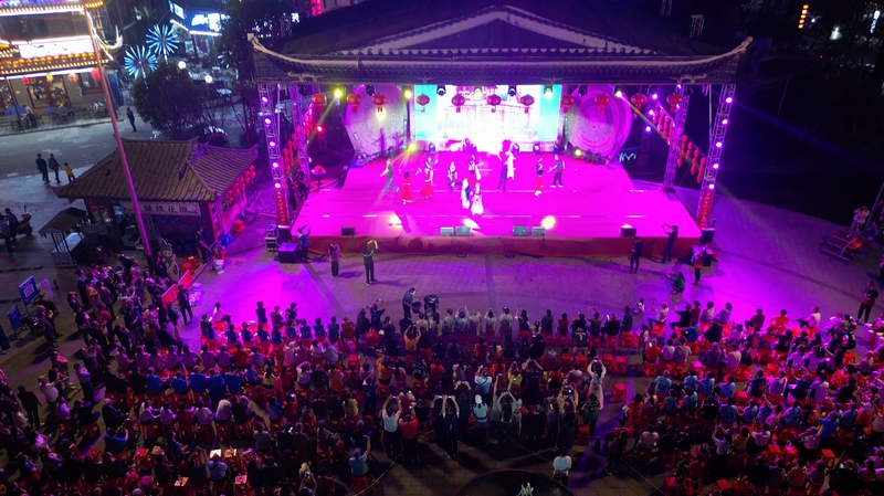 現場表演。