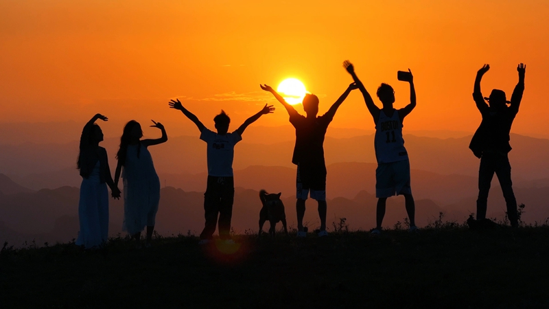 《貴州之巔迎日出》。趙恩來攝