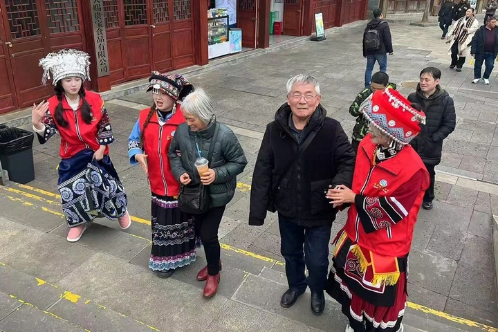 8 圖為志愿者服務.jpg