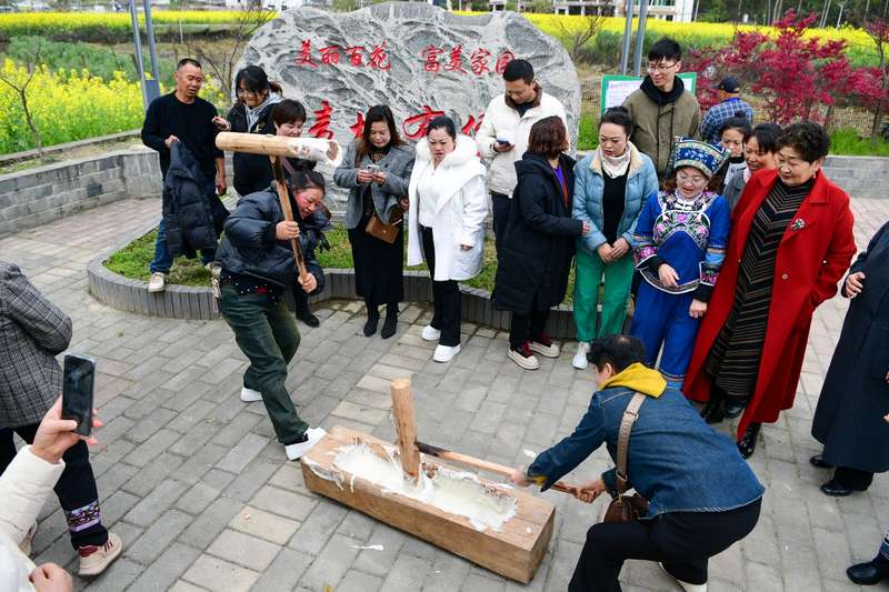 游客體驗制作糍粑。