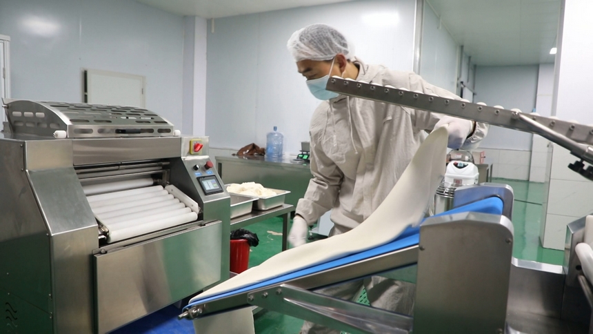 工人正在生產包子。李昌焯攝