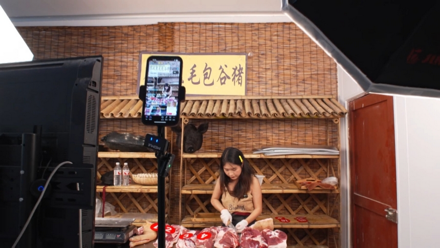 網絡主播帶貨銷售當地土特產。李昌焯攝