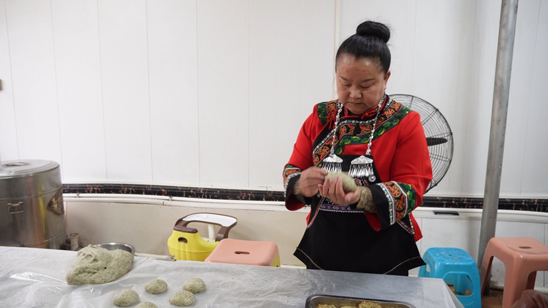 手捏清明粑。