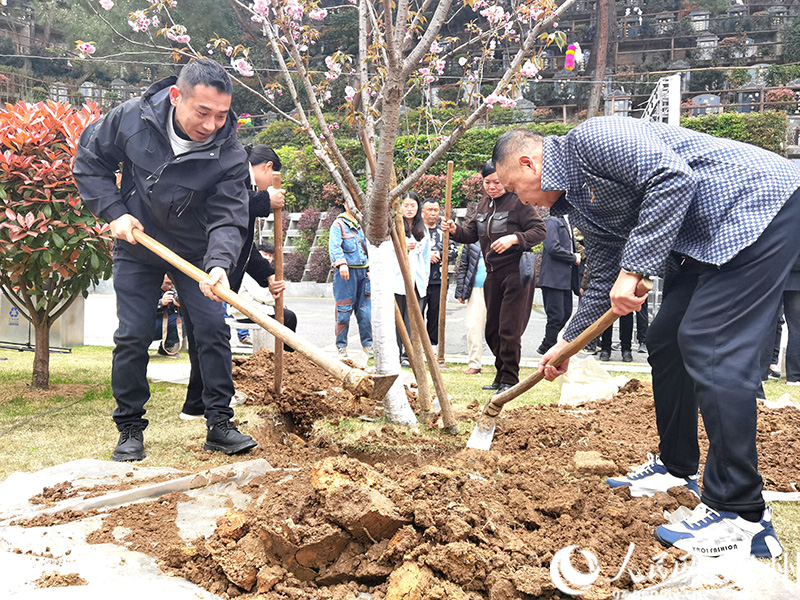 開展“生命紀念林”植樹活動。人民網記者 王秀芳攝