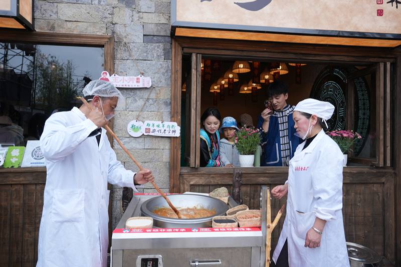 圖為現場制作鎮寧波波糖。