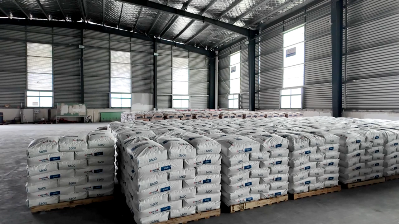 圖為堆放石膏的庫房。