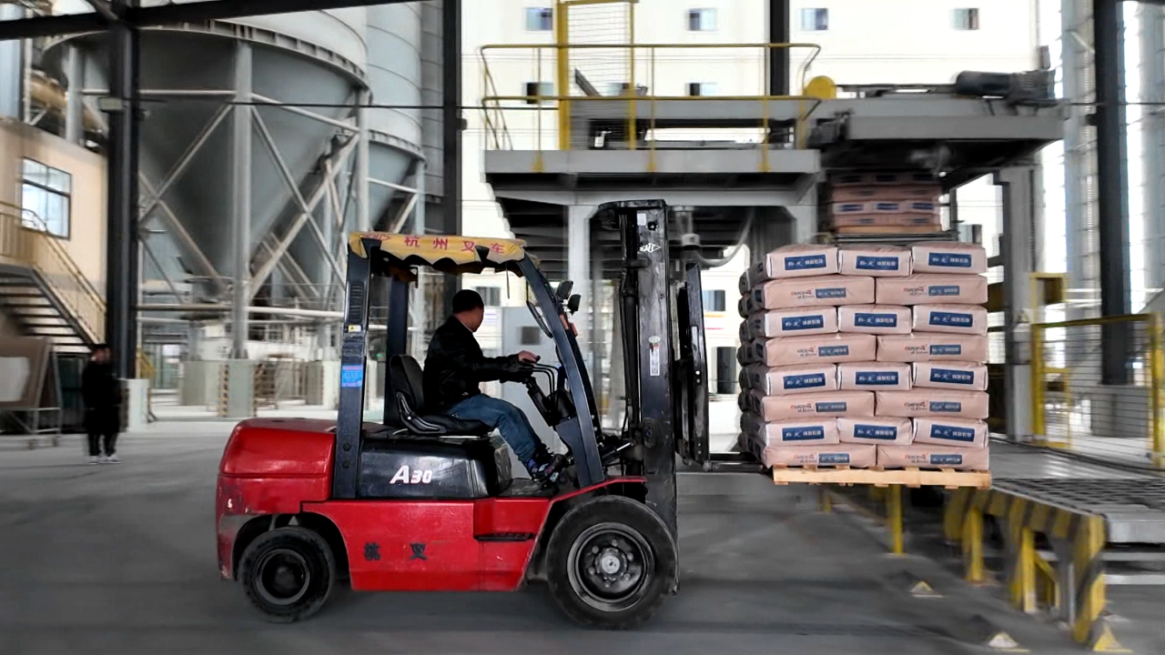 圖為搬運石膏。