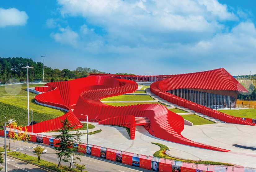 貴州長征文化數字藝術館如“紅色飄”嵌入大地。貴州長征文化數字藝術館供圖