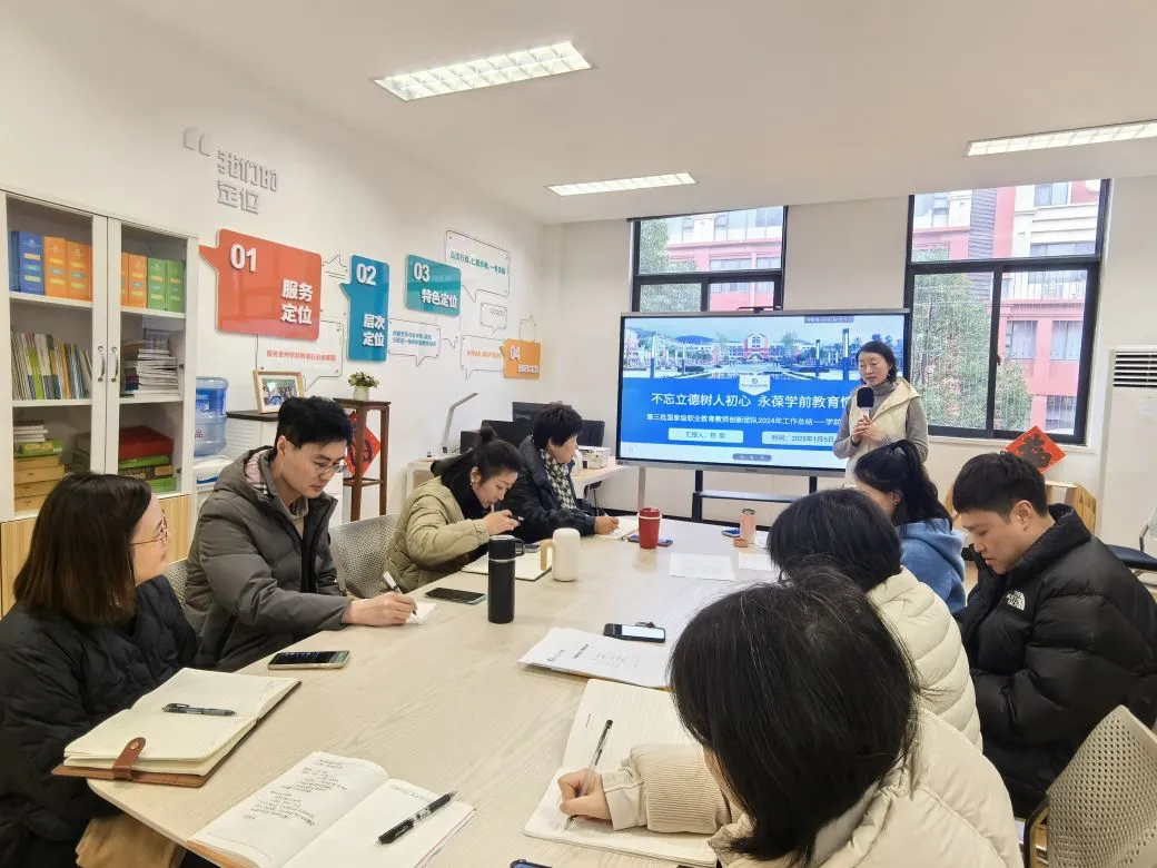 團隊教師開展集體教研。