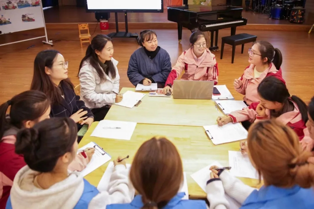 實習期間，團隊教師與學生一起探討交流。