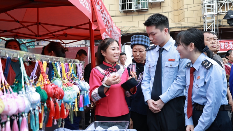 稅務干部了解羅甸艾納香使用方法。