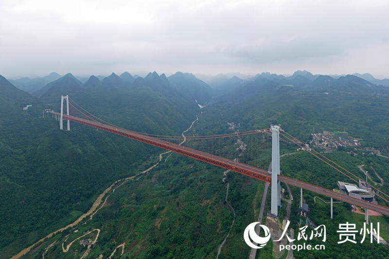 壩陵河大橋飛跨峽谷，雄奇壯美。人民網記者 翁奇羽攝