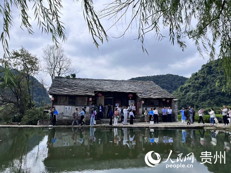 游客正在參觀安順屯堡村寨。人民網 陳潔泉攝