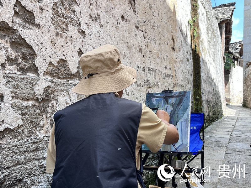 游客在屯堡寨子內采風。人民網 陳潔泉攝