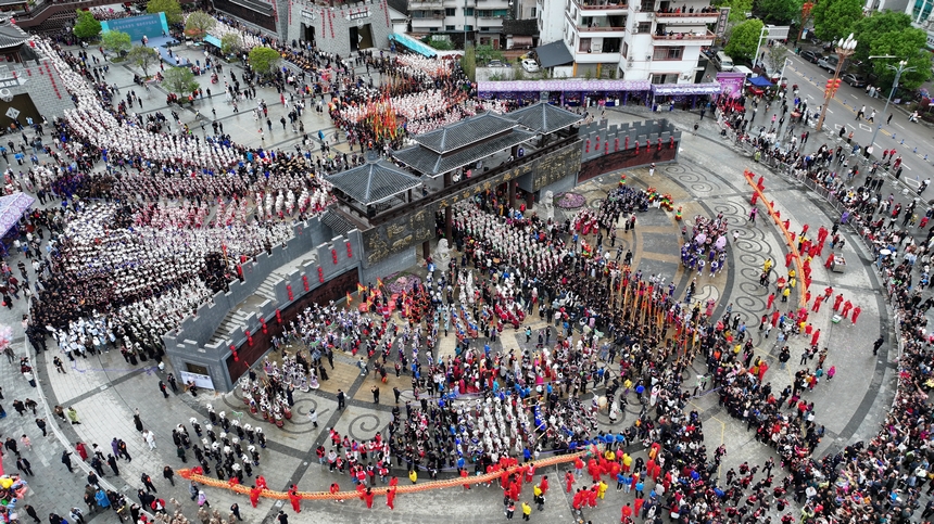 航拍臺江苗族姊妹節萬人盛裝游演。邰光政攝