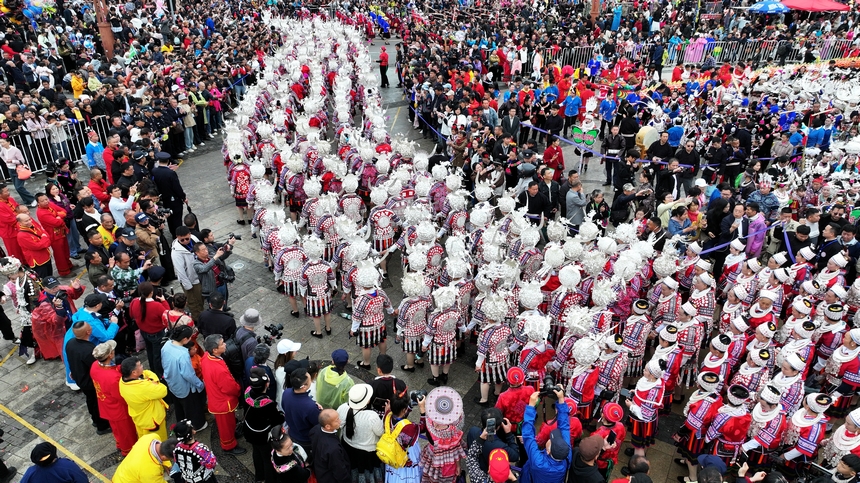 航拍臺江苗族姊妹節萬人盛裝游演。邰光政攝