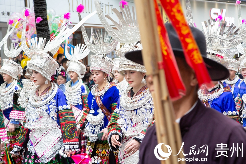 臺江縣苗族同胞盛裝游演慶祝姊妹節。人民網 黃小桃攝