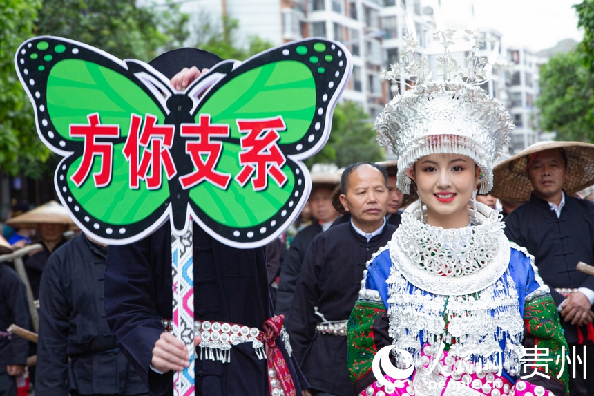 身著盛裝游演的方你支系苗族同胞。人民網 黃小桃攝