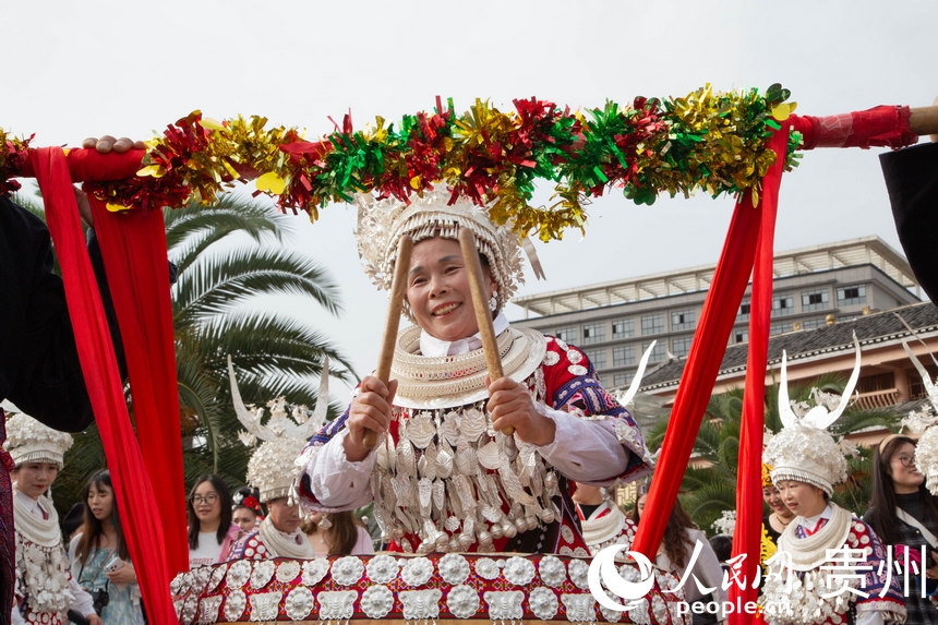 苗族同胞在敲踩鼓舞。人民網 黃小桃攝