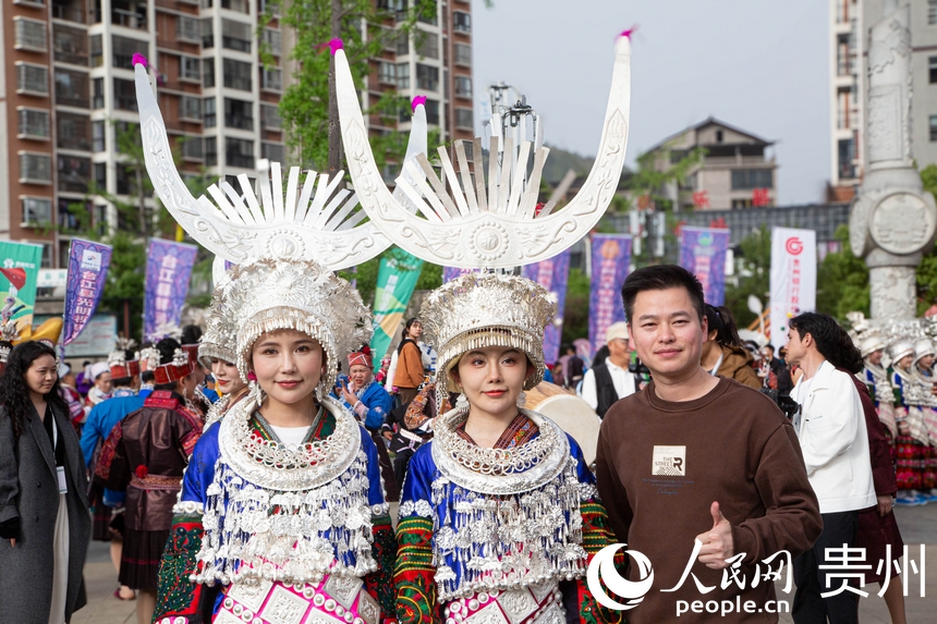 游客和苗族同胞合影。人民網 黃小桃攝