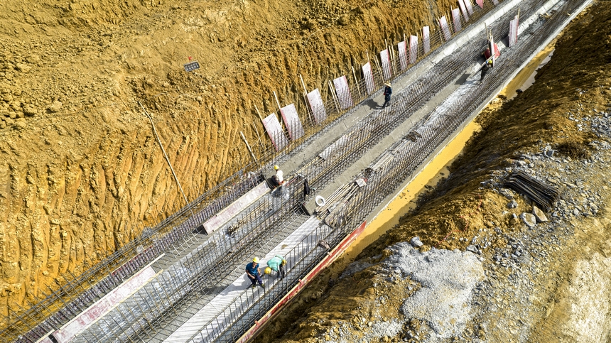 工人在貴州省黔西市水西街道農業灌區建設水利工程。