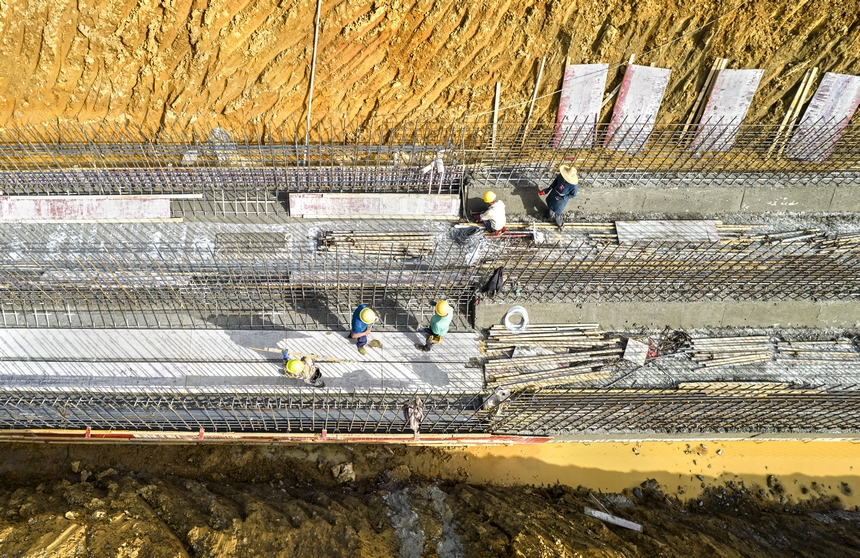 工人在貴州省黔西市水西街道農業灌區建設水利工程。