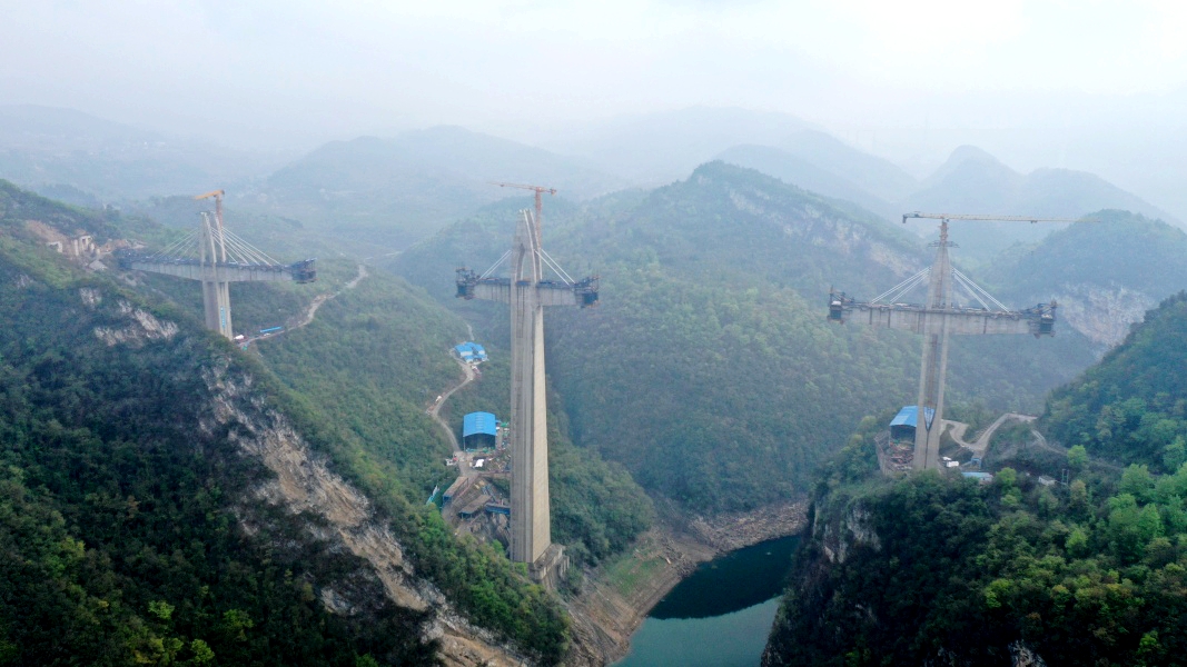湘江特大橋位于湘江河谷，屬于深切V型谷。.jpg